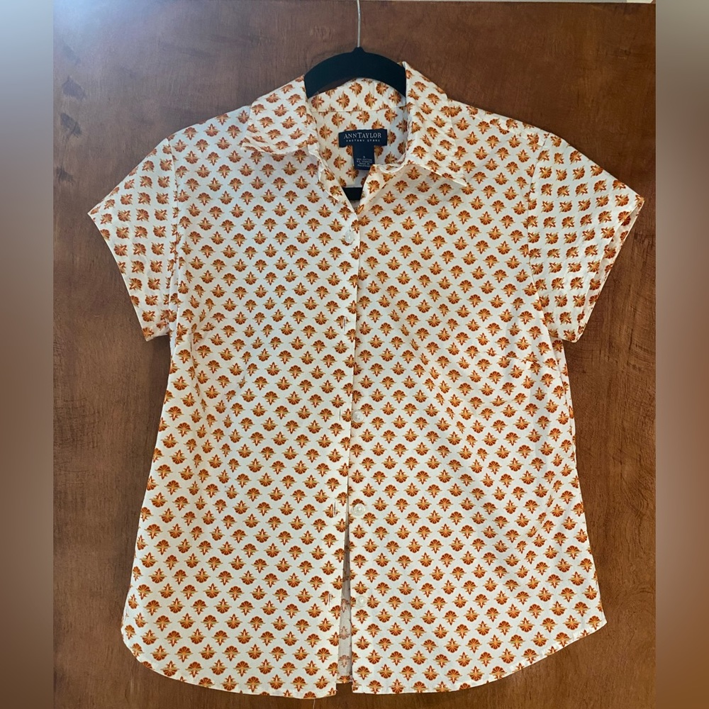 Like new Ann Taylor factory store women’s collared button up short sleeve shirt